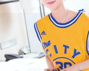 TouTiao头条女神 - 周思超的海军学生服：当制服遇上高清，果然是部队里的小心肝儿！