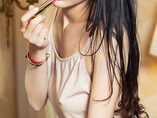 TouTiao头条女神 - 轻松一点，高韩菲的图库精选网袜搭配小心机
