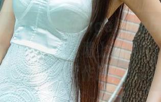 UGirls尤果网 - 飞Angelababy的定制办公室大赏——看这墙上的照片，我要在这里工作吗？