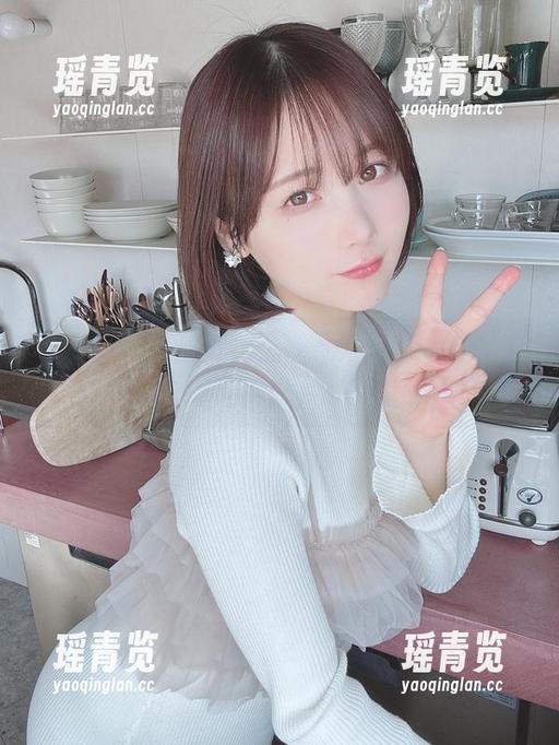 网盘里的けん研礼服，真让人想给她点个赞…算了，先下载再说。