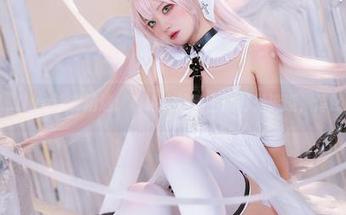 伊喵君_Nya泳衣精选：看她在沙滩上的时光流逝，浑然忘我。