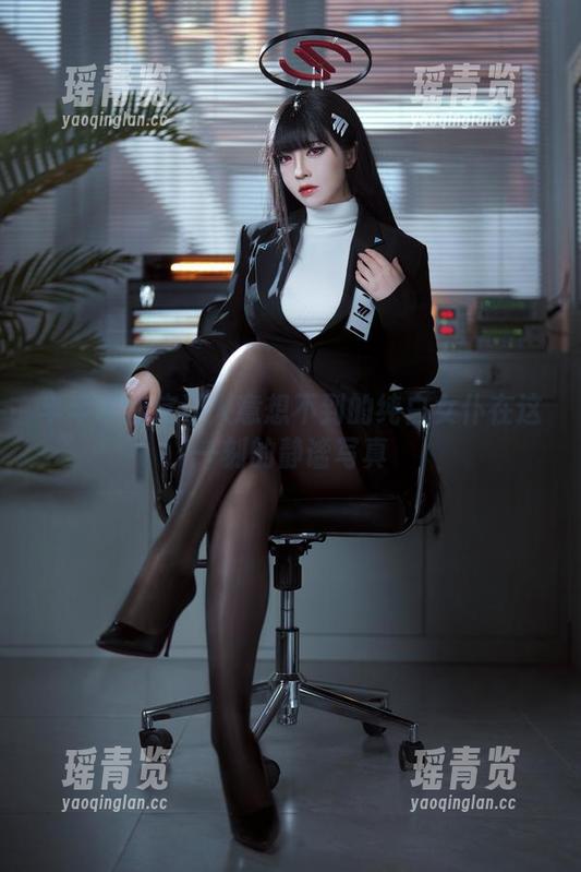 半半子到底让人意想不到的纯白女仆在这一刻的静谧写真