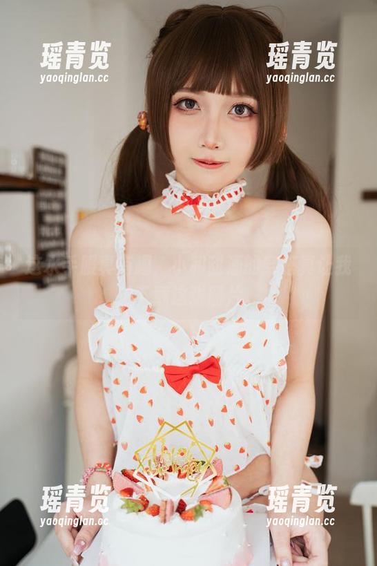 这水手服真有趣，小和甜酒的穿搭真让我想下载这张图片。