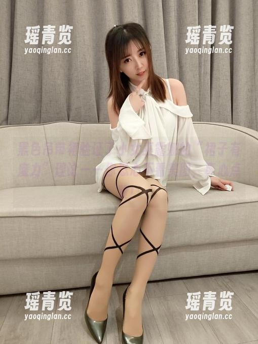 黑色吊带裙验证了小女巫露娜的“裙子有魔力”理论——你忍心不看美图，真心点赞！