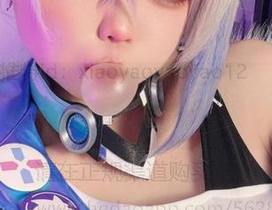 小瑶幺幺的琳妮特写真——精选，看看她的唇彩有多亮。