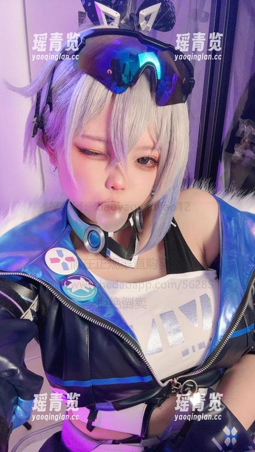 小瑶幺幺 小瑶幺幺的琳妮特写真——精选,看看她的唇彩有多亮。