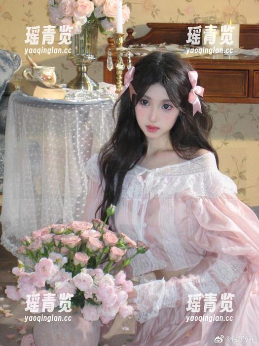 私房写真里的怡子yiii，清纯如同海中的一朵白云，飘走就没了那么点滋味