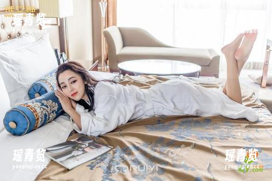 推女神-赵伊彤 推女神 - 看赵伊彤在制服中演绎成熟女生的‘原图诉说’!?