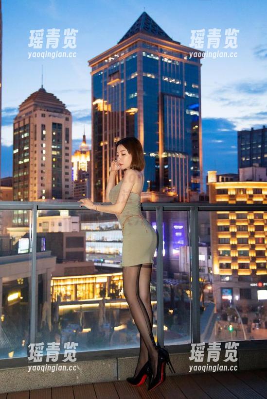 微密圈 - 果儿Victoria的作品合集：花格短裙黑丝，难道这才是穿搭的真谛？简直让我大开眼界！