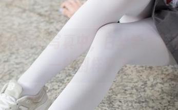 在森萝财团的写真中，白丝学生装带来的一丝别样温柔