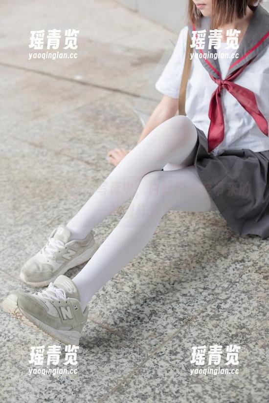 在森萝财团的写真中，白丝学生装带来的一丝别样温柔