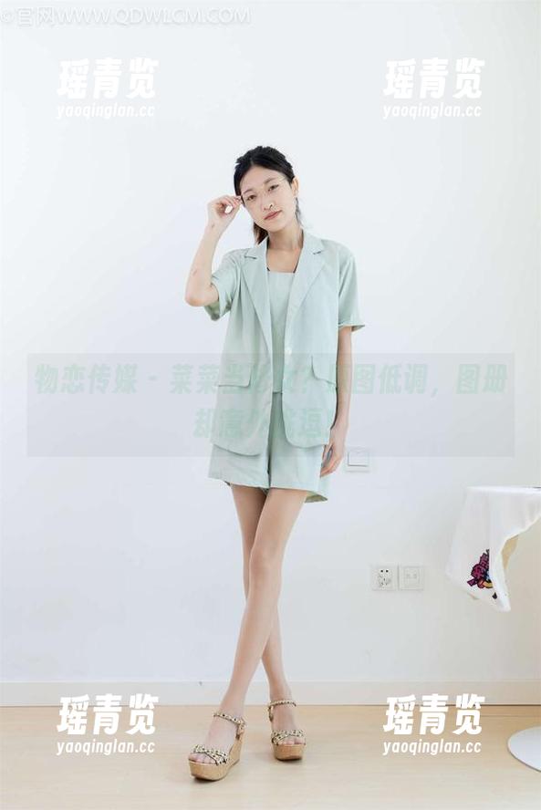 物恋传媒 - 菜菜当修女？原图低调，图册却意外挑逗！