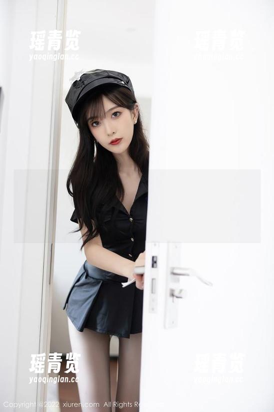 秀人网 - 红裙子出奇葩：Manuela玛鲁娜在线，合集里的每一张都有讽刺风！你绝对猜不到她会怎样演绎。