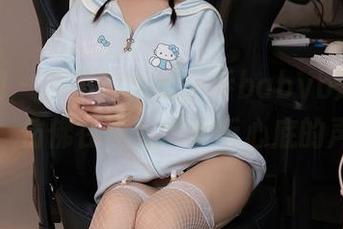 秀人网 - 情不自禁的小乔babyb泳衣图集，仿佛在海风中聆听心底的声音