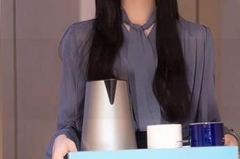 秀人网 - 礼服的光泽在林乐一身上闪烁，这高清美图真能把你美得朦朦胧胧的。