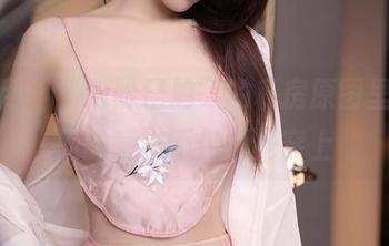 秀人网 - “盼盼已鸠”的私房原图里，制服的意义不仅仅是穿上