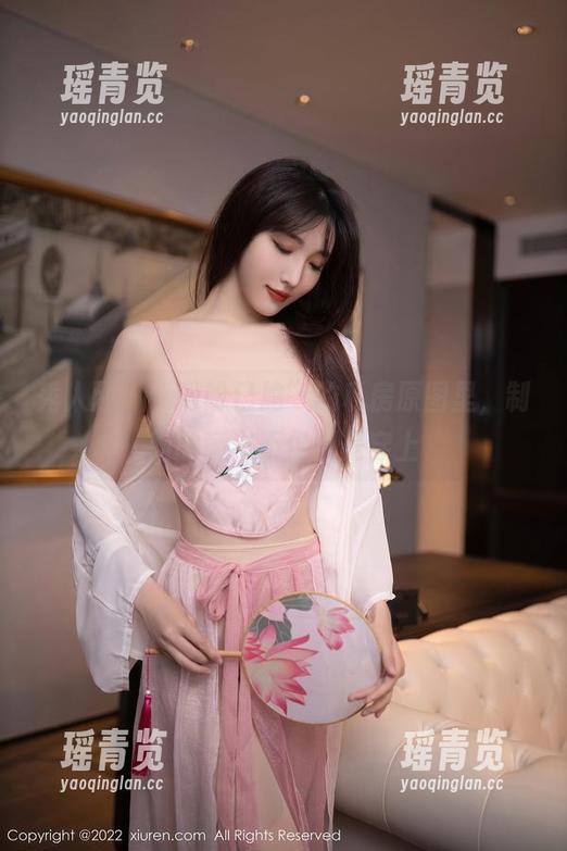 秀人网 - “盼盼已鸠”的私房原图里，制服的意义不仅仅是穿上