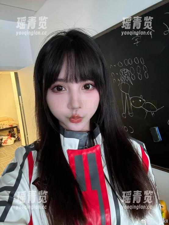 哇，秋山AkI的私房图包，白色搅动了我的审美观！