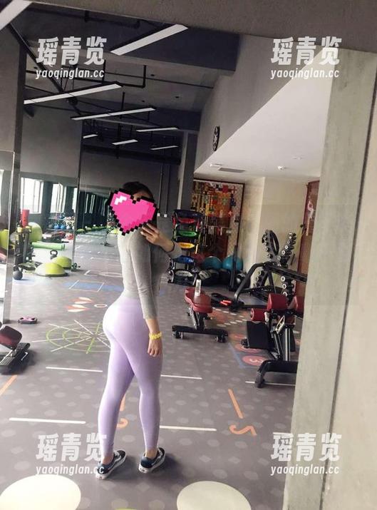 童小芯 微密圈 - “今天是免费黑白套图的日子吗?”看童小芯如何把这个问题变得毫不费力!