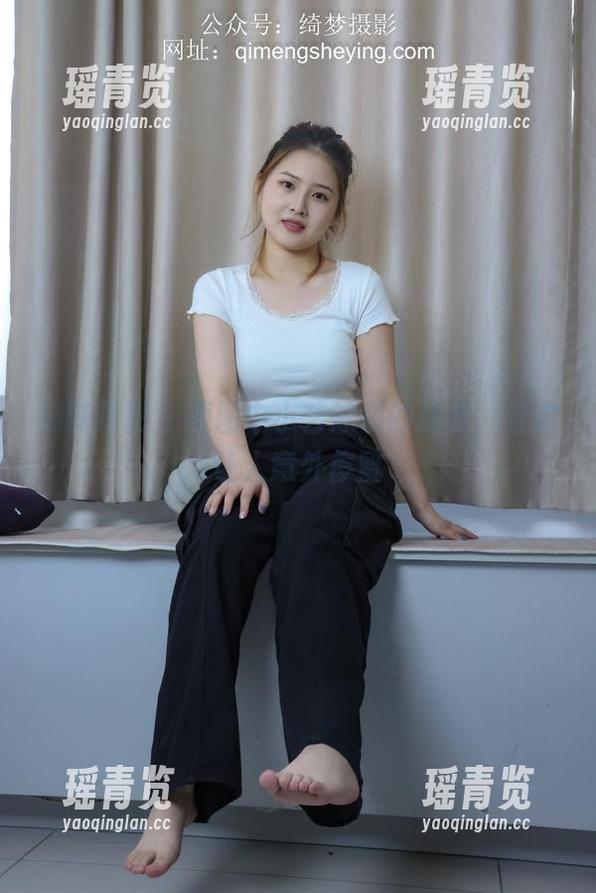 绮梦摄影 - 原图中小艺泳装的线条，着实让人意外停留