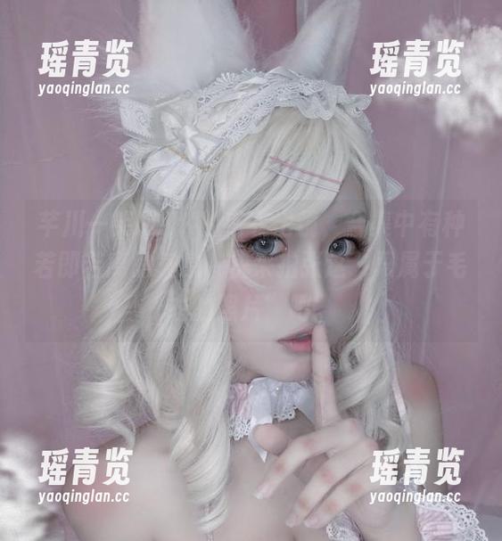 芊川一笑MNK的毛衣出镜，合集中有种若即若离的气息，快来拍张这“只属于毛衣的照片”吧。