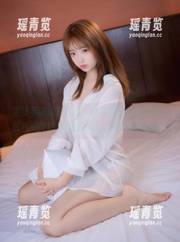 雯妹不讲道理写真，眼镜显得分外灵动，照片能传达出她的态度，我却还没想好。