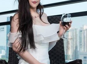 青豆客 - 精选套图，施忆佳以女孩身份再掀波澜。