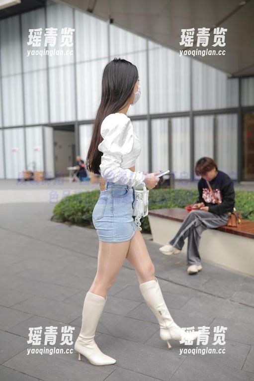 魔镜街拍 - 图集快看！婷婷开启黑丝和白色吊带的新篇章，美腿无敌！