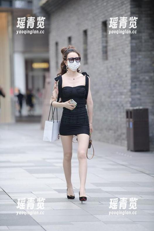 魔镜街拍 - 看楼楼在白色连衣裙下的微妙转身，在线美图大揭晓