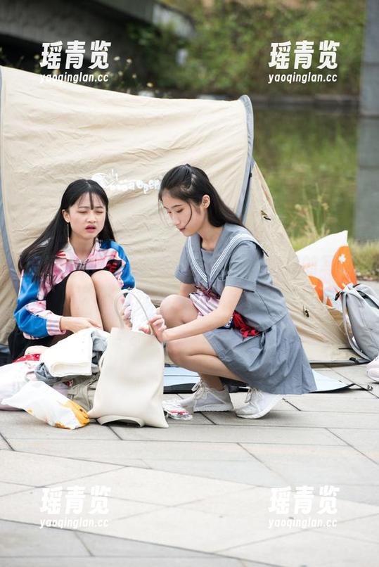 魔镜街拍-艾小青 魔镜街拍 - 艾小青自拍挑战:姐姐的写真,未能拯救我丑陋的手机镜头!