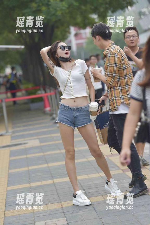 魔镜街拍 姐妹花街拍在魔镜街拍下,原图的情感全靠姐妹之间的腻劲撑着?